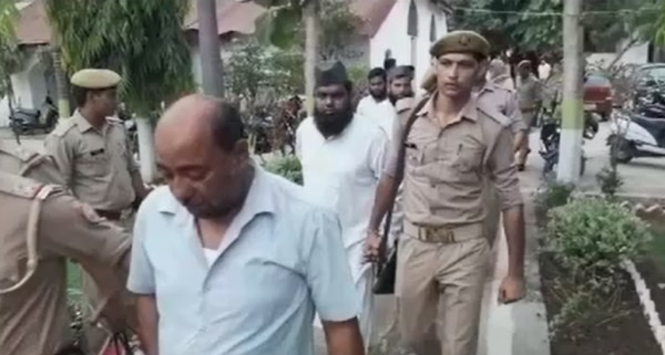 आरोपियों को पकड़कर ले जाती पुलिस