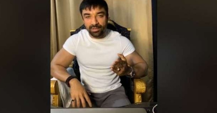 अपने एक लाइव वीडियो के दौरान एजाज़ खान.