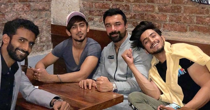 टीम '07' के मेंबर्स के साथ एजाज़ खान.
