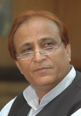 अपने दांव पेच से ही आज़म खान ने अपना कद ऊंचा किया.