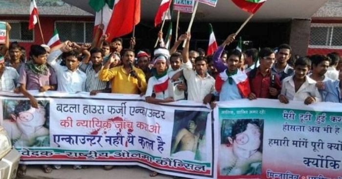 इस मामले में पुलिस के खिलाफ विरोध प्रदर्शन करते लोग. इस केस को दोबारा से जांचने की बात भी कही जा रही थी.