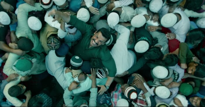 ट्रेलर में एक दिलचस्प सीन ये भी दिखा. इसमें दिख रहा है कि बहुत सारे मुस्लिम लोग एक ऑफिसर को घेरे हुए हैं क्योंकि वो उसे फर्जी एनकाउंटर का आरोपी मानते हैं.