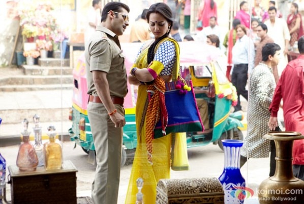 दबंग (2010) के 'मुन्नी बदनाम हुई डार्लिंग तेरे लिए' गाने के लिरिक्स बेहद भद्दे हैं.