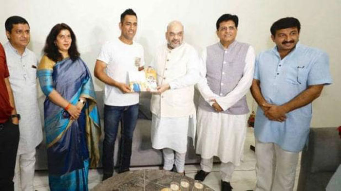 लोकसभा चुनाव के टाइम बीजेपी ने 'संपर्क फॉर समर्थन' नाम का एक कैंपेन शुरू किया था. इसी कैंपेन के तहत इस तस्वीर में अमित शाह, पीयूष गोयल और मनोज तिवारी धोनी से मिलने पहुंचे हुए हैं (फोटो: आज तक)