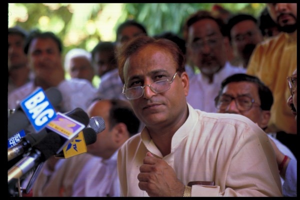 आज़म खान ने जनता दल और जनता पार्टी से आगे समाजवादी पार्टी का हाथ पकड़ा.