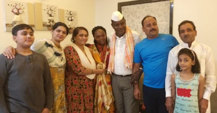 200 रुपए उधार देने वाले काशीनाथ गवली के परिवार के साथ केन्या के सांसद और उनकी पत्नी.