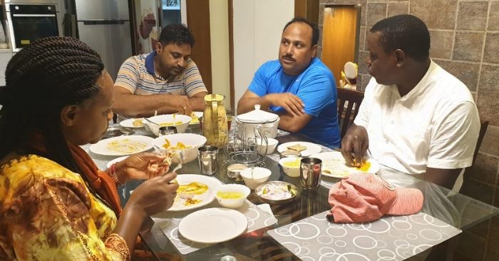 सांसद रिचर्ड टोंगी ने काशीनाथ के परिवार के साथ खाना खाया.