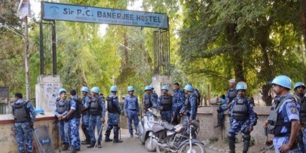 हॉस्टल पर नए छात्रों के कब्जे के लिए बाकायदा फोर्स बुलाई जाती है.