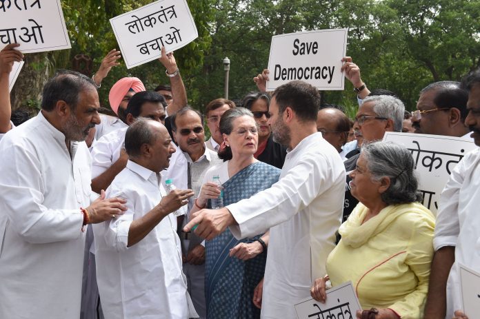 गोवा और कर्नाटक में चल रही जोड़-तोड़ के खिलाफ प्रदर्शन करते राहुल और सोनिया गांधी.