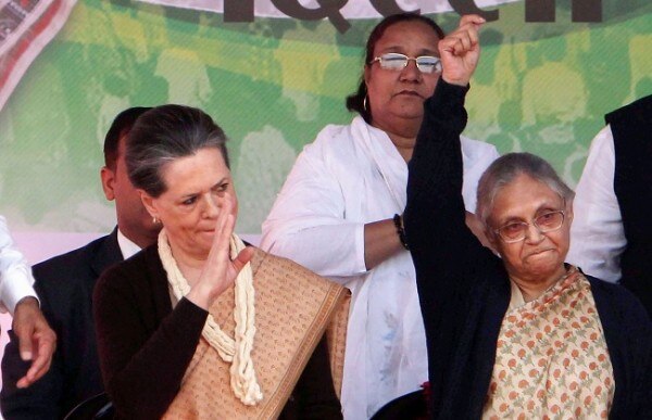 सोनिया गांधी के साथ शीला दीक्षित. (तस्वीर- पीटीआई) Sheila Dikshit Sonia Gandhi