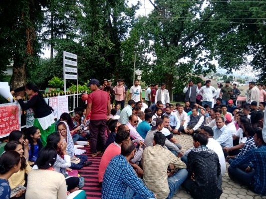 कॉलेज में धरने पर बैठे छात्र.