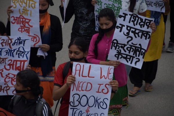 मौन रैली निकालते पिथौरागढ़ डिग्री कॉलेज के छात्र