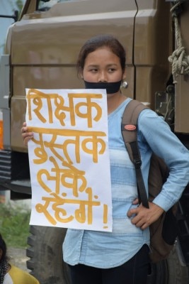 अपनी मांग का पोस्टर उठाए पिथोरागढ़ कॉलेज की छात्रा