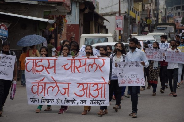 मौन रैली निकालते पिथौरागढ़ डिग्री कॉलेज के छात्र