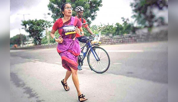 44 साल की जयंती संपत कुमार इंजिनियर हैं. पर्यावरण को बचाने के लिए दौड़ीं. ये साड़ी उन पन्नियों से बनी है जिन्हें लोह कचरे में फेंक देते हैं.