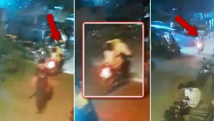 अपनी काले रंग की स्प्लेंडर पर बच्ची को बैठाकार ले जाता दिख रहा है जीवाणु