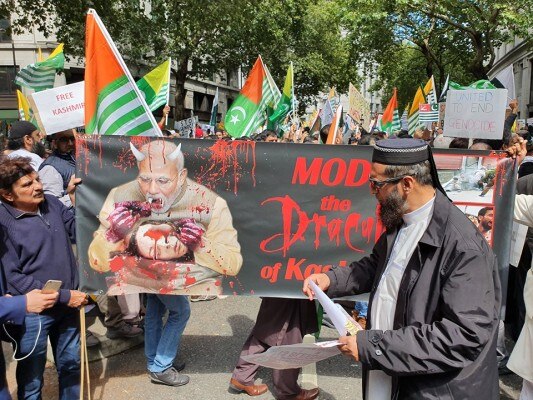 प्रदर्शन वाले दिन की एक और तस्वीर