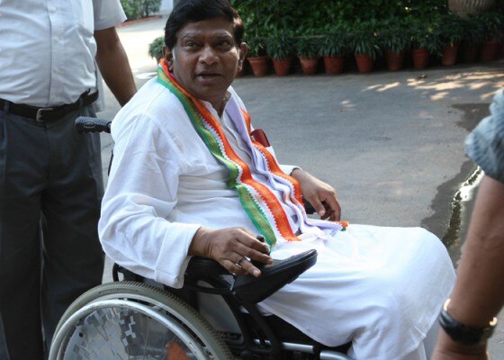 साल 2004 में महासमुंद लोकसभा चुनाव के लिए प्रचार के दौरान अजीत जोगी हादसे का शिकार हो गए थे. तब से वह व्हीलचेयर पर हैं.
