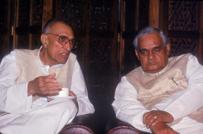 पूर्व प्रधानमंत्री अटल बिहारी वाजपेयी के साथ चौधरी बंसी लाल.