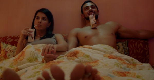 'ब्लैकमेल' फिल्म का एक सीन. इस फिल्म में हीरो की पत्नी का किसी दूसरे आदमी से अफेयर होता है.