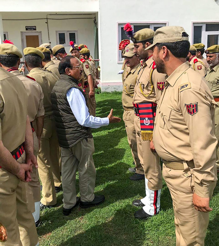 राष्ट्रीय सुरक्षा सलाहाकार अजीत डोभाल जम्मू-कश्मीर पुलिस के जवानों से हाथ मिलाते हुए.