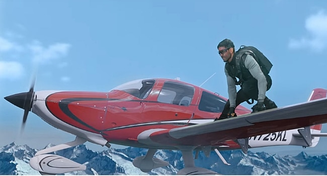 ट्रेलर का ओपनिंग सीक्वेंस जहां ऋतिक प्लेन के विंग पर बैठे नज़र आ रहे हैं.