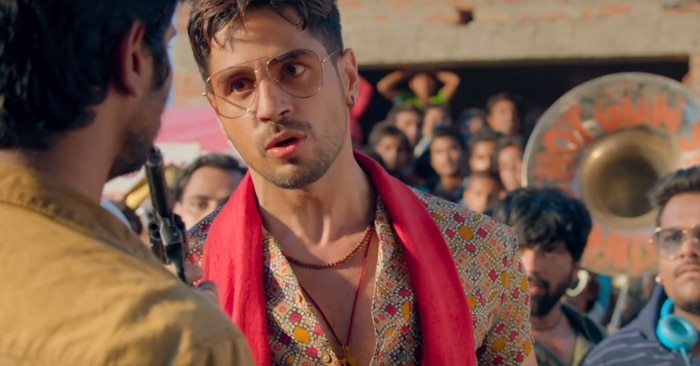 फिल्म के एक सीन में बंदूक की नोंक पर शादी के लिए लड़का उठाता अभय सिंह.