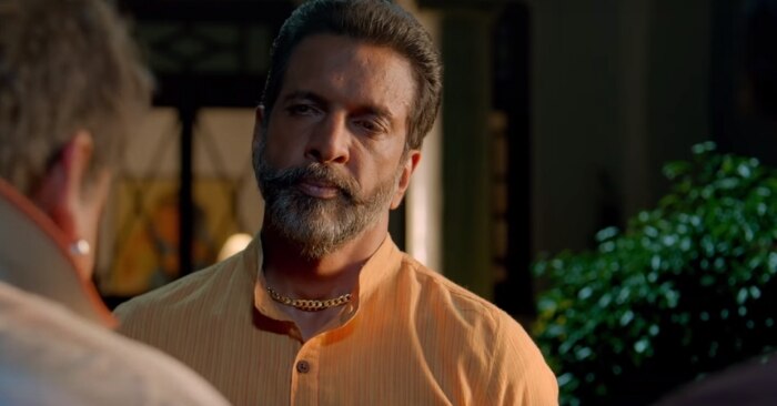 जावेद जाफरी अभय सिंह के पिता हुकुम सिंह के रोल में हैं. जितना कुछ हो रहा है, उसके पीछे इनका बहुत बड़ा हाथ है.