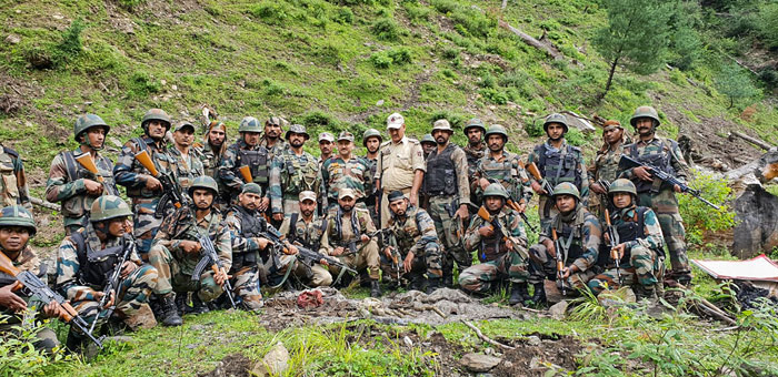 इस तस्वीर में जम्मू-कश्मीर पुलिस और राष्ट्रीय रायफल्स के जवान खड़े हैं. घाटी में दहश्तगर्दों का सफाया करने की बड़ी ज़िम्मेदारी इन्हीं पर है.