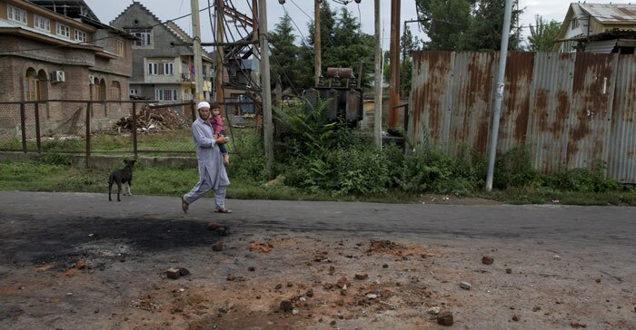 18 अगस्त को घाटी से आई तस्वीर. दिख रहे लाल निशान पत्थरबाज़ी के हैं.