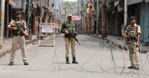 ये 5 अगस्त की तस्वीर है. जिस दिन भारत सरकार ने आर्टिकल 370 को निष्क्रिय करने और जम्मू-कश्मीर को दो हिस्सों में बांटने का ऐलान किया. कश्मीर में तनाव बढ़ने और हिंसा भड़कने के मद्देनज़र इंटरनेट और फोन कनेक्शन बंद कर दिए गए (फोटो: रॉयटर्स)