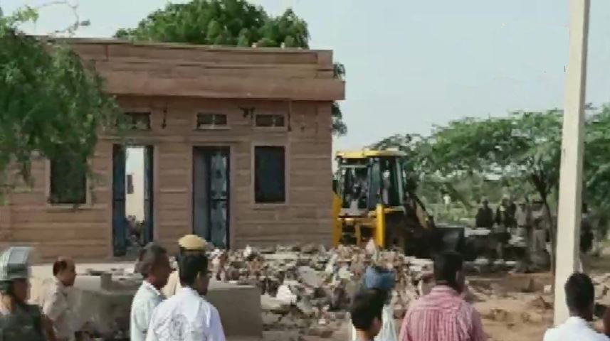 कार्रवाई करता प्रशासन.