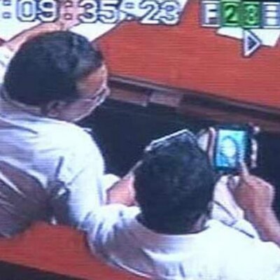 कर्नाटक विधानसभा में 2012 में विधानसभा की कार्यवाही के बीच कुछ नेता पॉर्न देखते पाए गए थे.