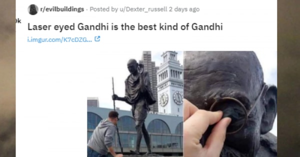 रेडिट पर ये तस्वीरें सबसे पहले वायरल हुई थीं. एक यूज़र का कमेंट. इस तस्वीर में एक आदमी महात्मा गांधी के स्टैच्यू की आंखों में लाइट लगाते दिख रहा है.