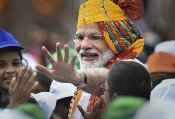 New Delhi: Prime Minister Narendra Modi interacts with school children during the 73rd Independence Day function at the historic Red Fort, in New Delhi, Thursday, Aug 15, 2019. (PTI Photo/Shahbaz Khan) (PTI8_15_2019_000031B)
