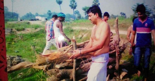 नवीन श्रीवास्तव एक लावारिस शव का अंतिम संस्कार करते हुए.