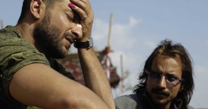 फिल्म 'ओमकारा' के एक सीन में सैफ अली खान के किरदार लंगड़ा त्यागी के साथ बैठा रज्जो यानी दीपक का कैरेक्टर.