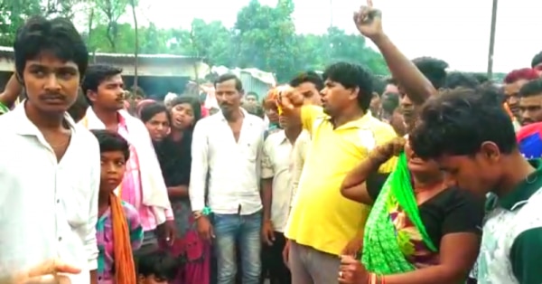 चंदेरी में विरोध प्रदर्शन करते हुए लोग. फोटो- स्ट्रिंगर राहुल.
