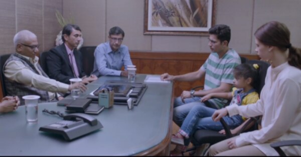 'रिबन' फिल्म का एक सीन. इस फिल्म में बच्ची का यौन शोषण होता है. बस का कंडक्टर करता है. प्रतीक के लिए इस्तेमाल की गई है ये तस्वीर.