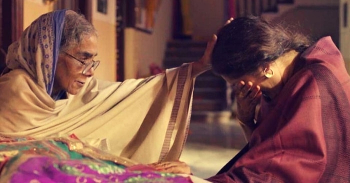 बहू की प्रेग्नेंसी का मज़ाक उड़ाने वाले लोगों से भिड़कर बहू को सांत्वना देती सासू मां.