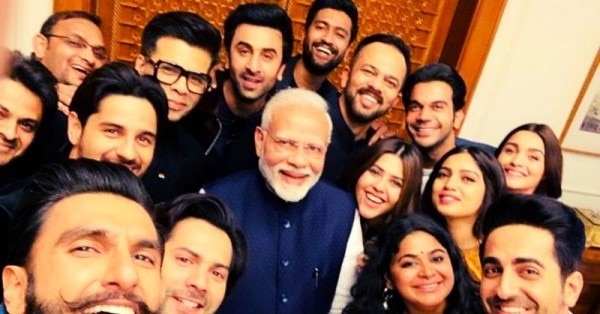 बॉलीवुड सेलेब्रिटीज के साथ प्रधानमंत्री नरेंद्र मोदी का एक पुराना फोटो.