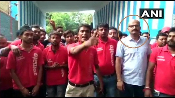 लाल घेरे वाले को देखिए, जो नारा लगा रहे लोगों के साथ खड़ा है (फोटो : ANI)