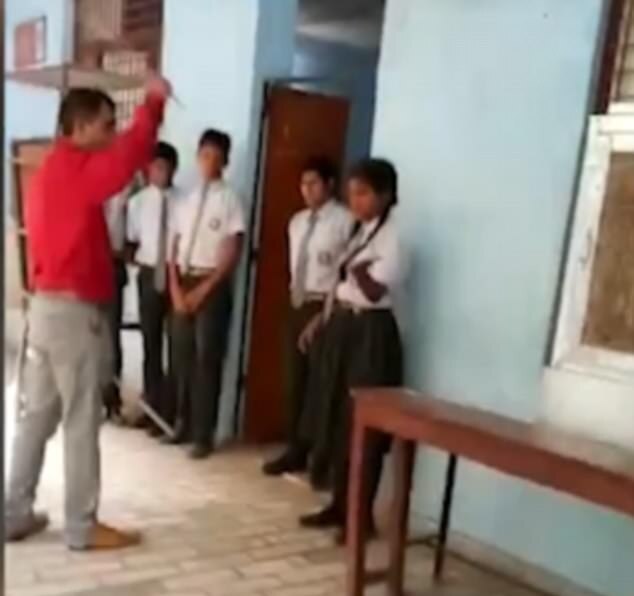 2017, इलाहाबाद के पास फाफामऊ, हेडमास्टर ने बच्चों को इतना मारा की बेंत टूट गई!