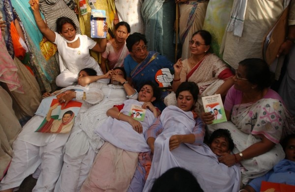 ये तबकी तस्वीर है जब अलका लांबा ने सोनिया गांधी द्वारा प्रधानमंत्री बनने से इंकार करने पर प्रोटेस्ट किया था.
