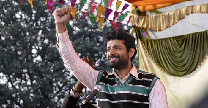 फिल्म 'आधार' के एक सीन में विनीत कुमार. विनीत आने वाले दिनों में 'सांड की आंख' और गुंजन सक्सेना बायोपिक 'कारगिल' में नज़र आने वाले हैं.