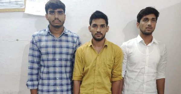 मारपीट मामले में इन तीन लड़कों को गिरफ्तार किया गया है.