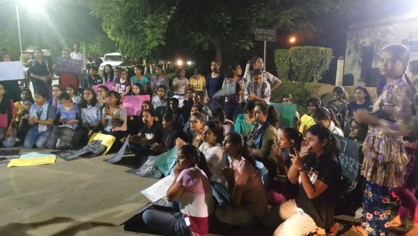 प्रोफ़ेसर चौबे की बहाली के बाद से ही BHU गर्म है.