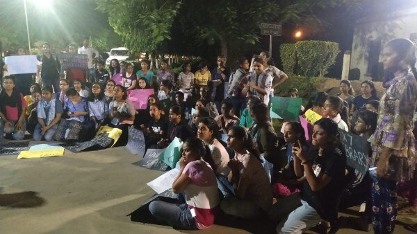 14 सितम्बर की रात की तस्वीर. छात्र धरने पर बैठे हुए हैं.