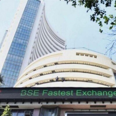 बॉम्बे स्टॉक एक्सचेंज की स्थापना 1875 में हुई थी. इससे पहले लोग टाउनहाल में एक बरगद के पेड़ के नीचे इकट्ठा होकर ट्रेडिंग करते थे.