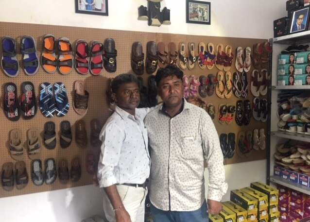 एकता चप्पल घर और एकसाथ खड़े दो पोस्टर बॉय